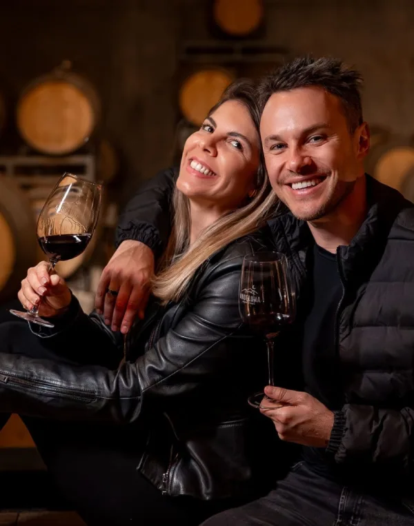 Halley e Ju brindando com vinho em uma adega em Mendoza